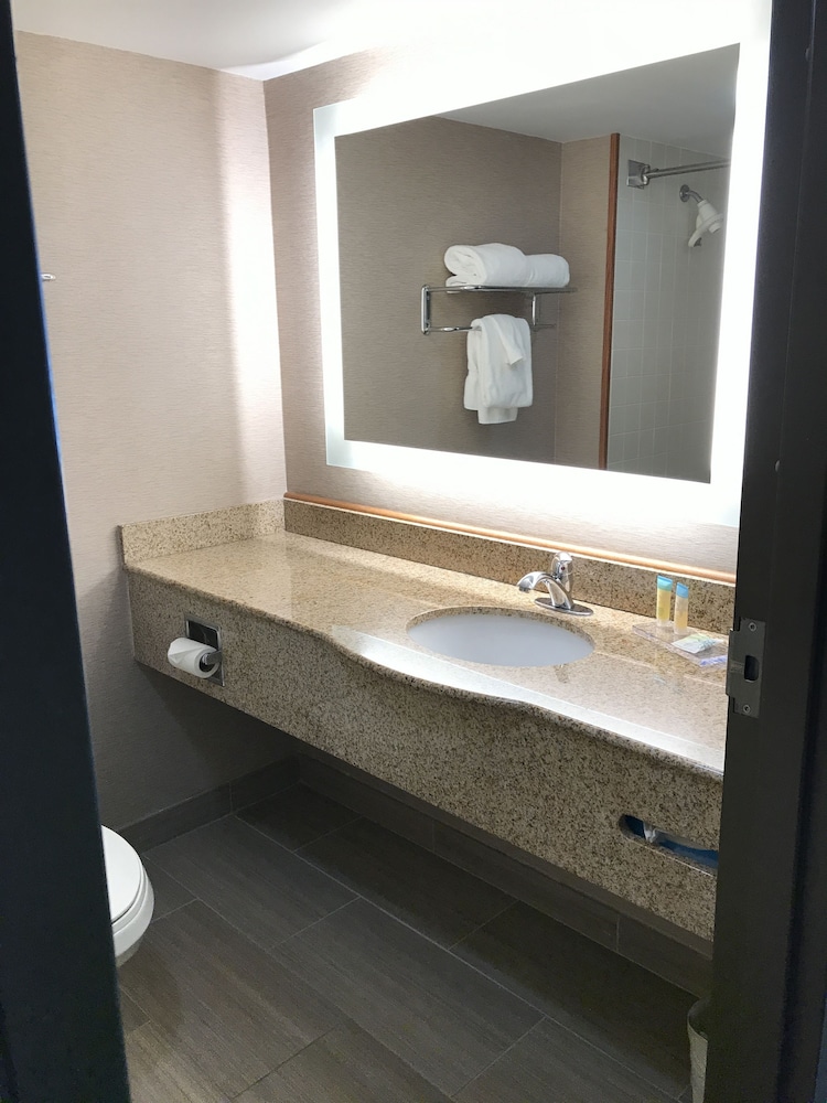Standard Room, 2 Queen Beds, Refrigerator & Microwave thumbnail 6