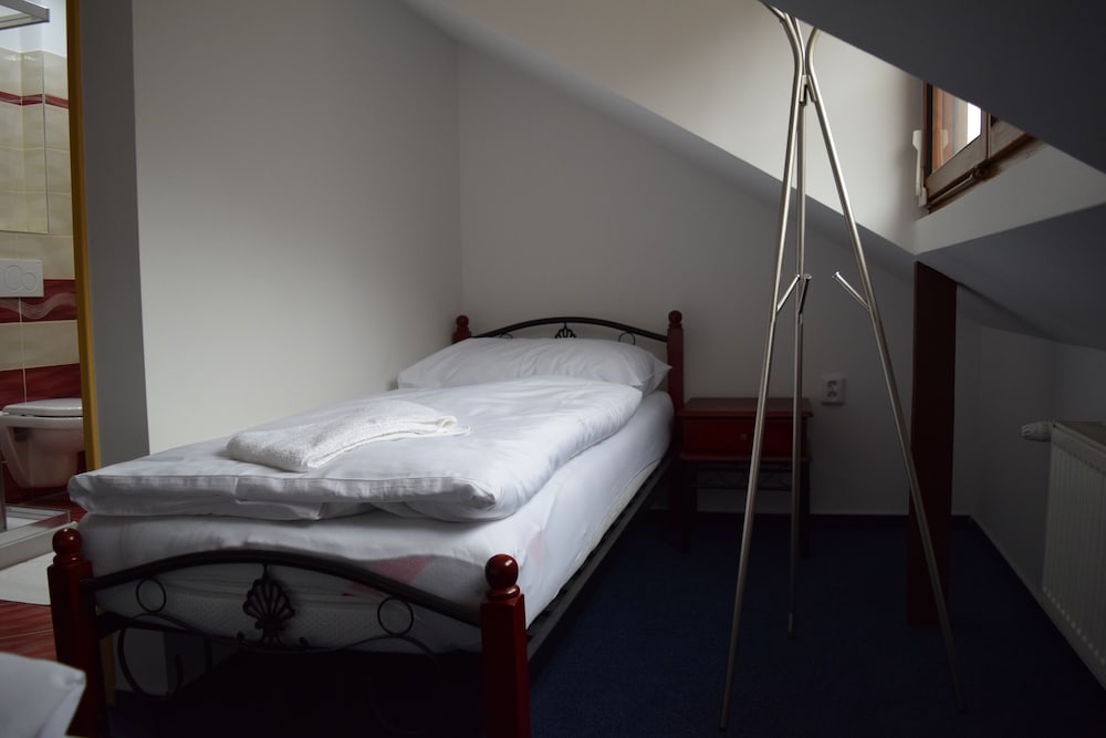 Premier Twin Room, Ensuite photo 3