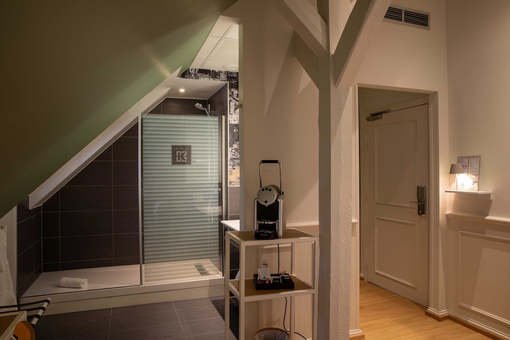 Executive Room - Photo 8