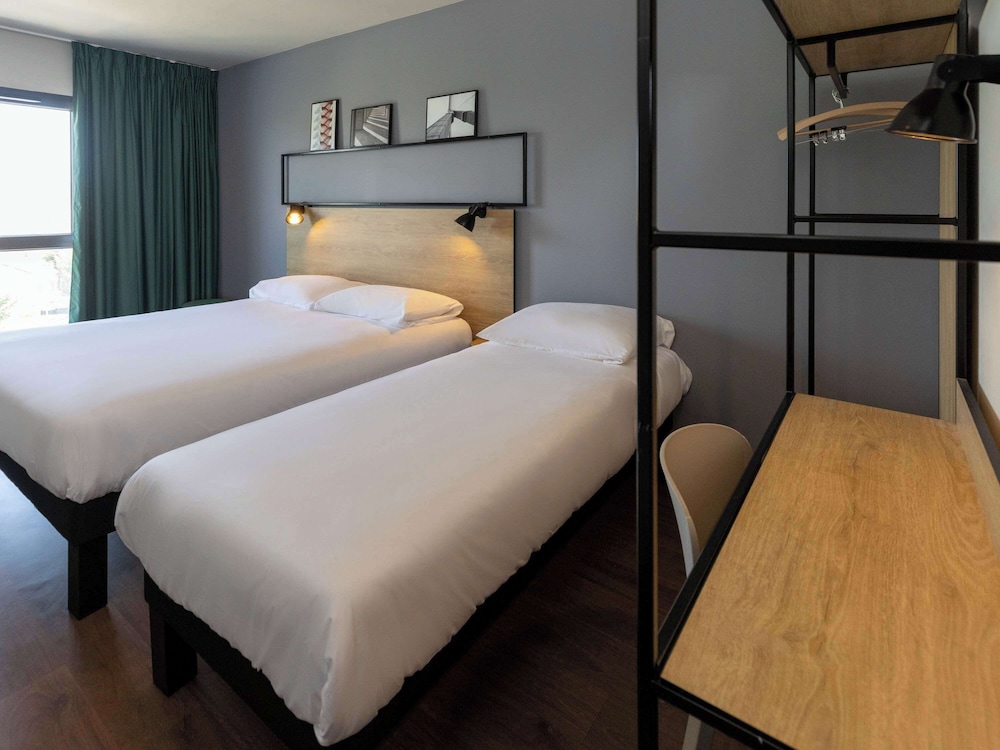 Standard Room, 2 Twin Beds - Photo 5