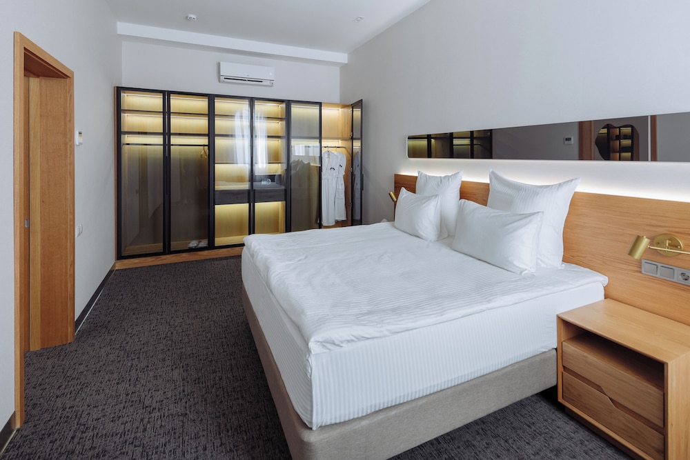 Deluxe Room, 1 King Bed with Sofa bed, City View