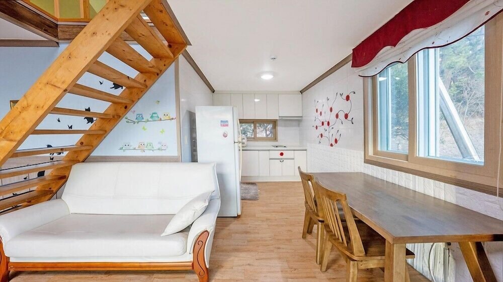 Room (203) photo 2