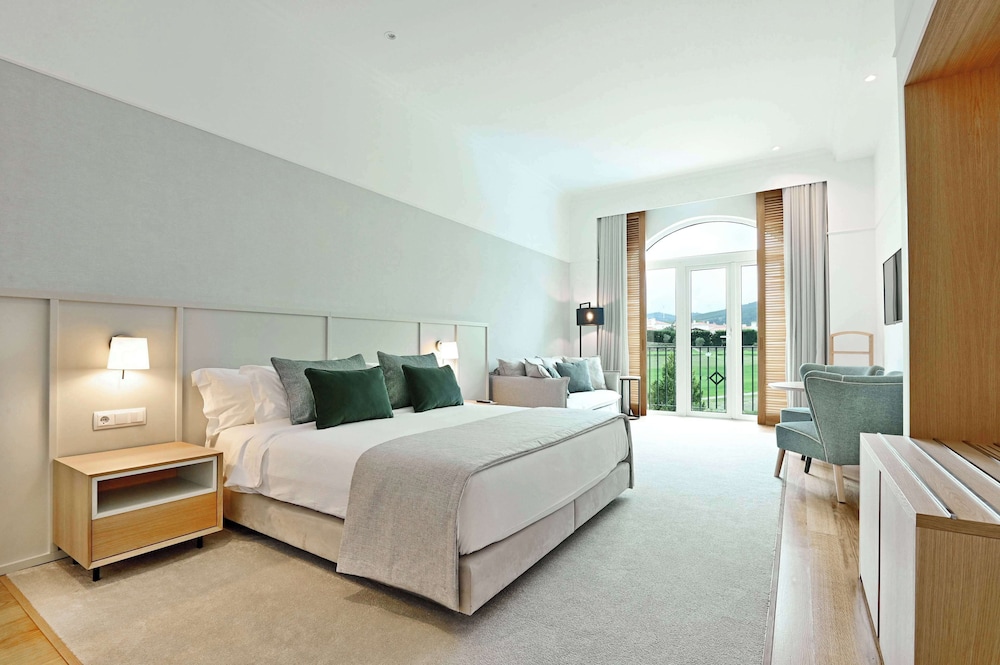 Family Room, Golf View - Photo 12