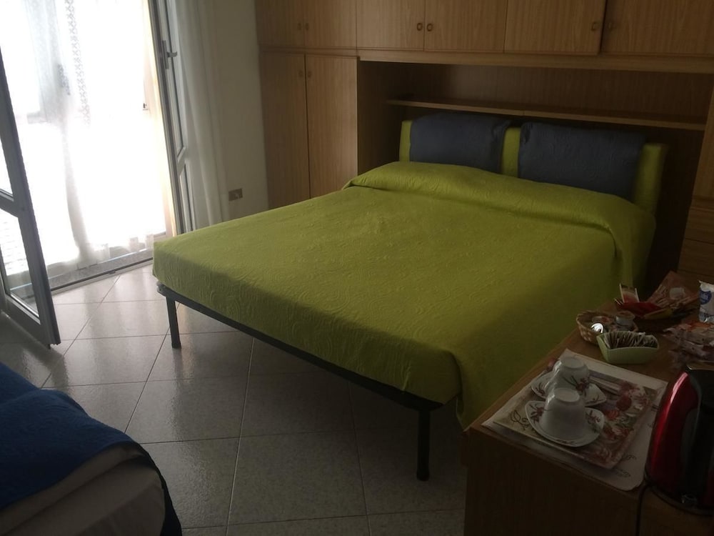 Triple Room, Multiple Beds, Non Smoking (External Bathroom) photo 3