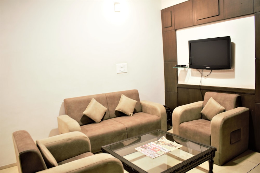 Family Suite, 1 Queen Bed, Accessible, Balcony photo 3