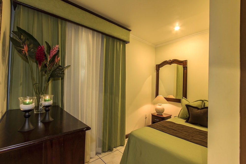 Standard Triple Room, Pool View photo 2