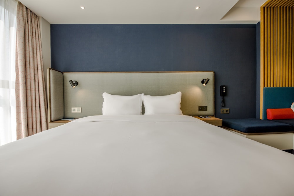 Standard Room, 1 King Bed, Non Smoking, Garden View - Photo 2