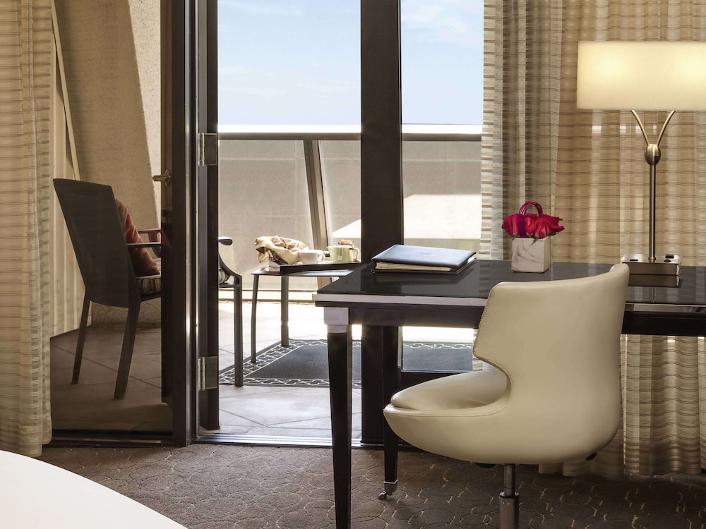 Suite, 1 King Bed (Beverly Boulevard View) photo 3