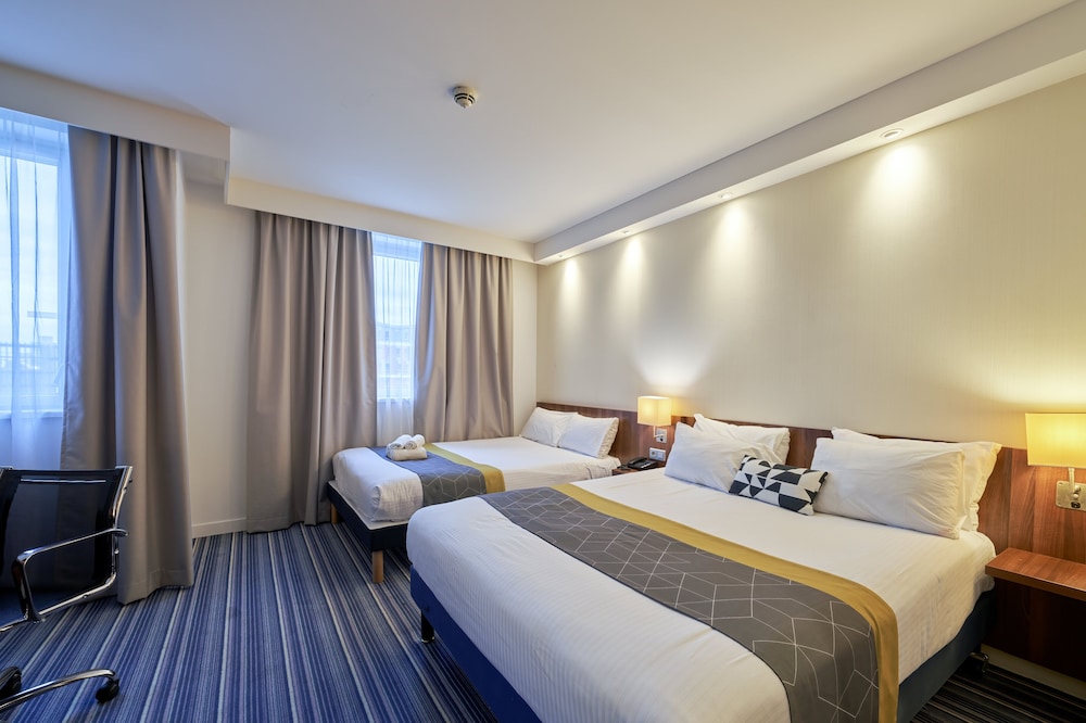 Standard Room, Multiple Beds (Free Breakfast) thumbnail 6
