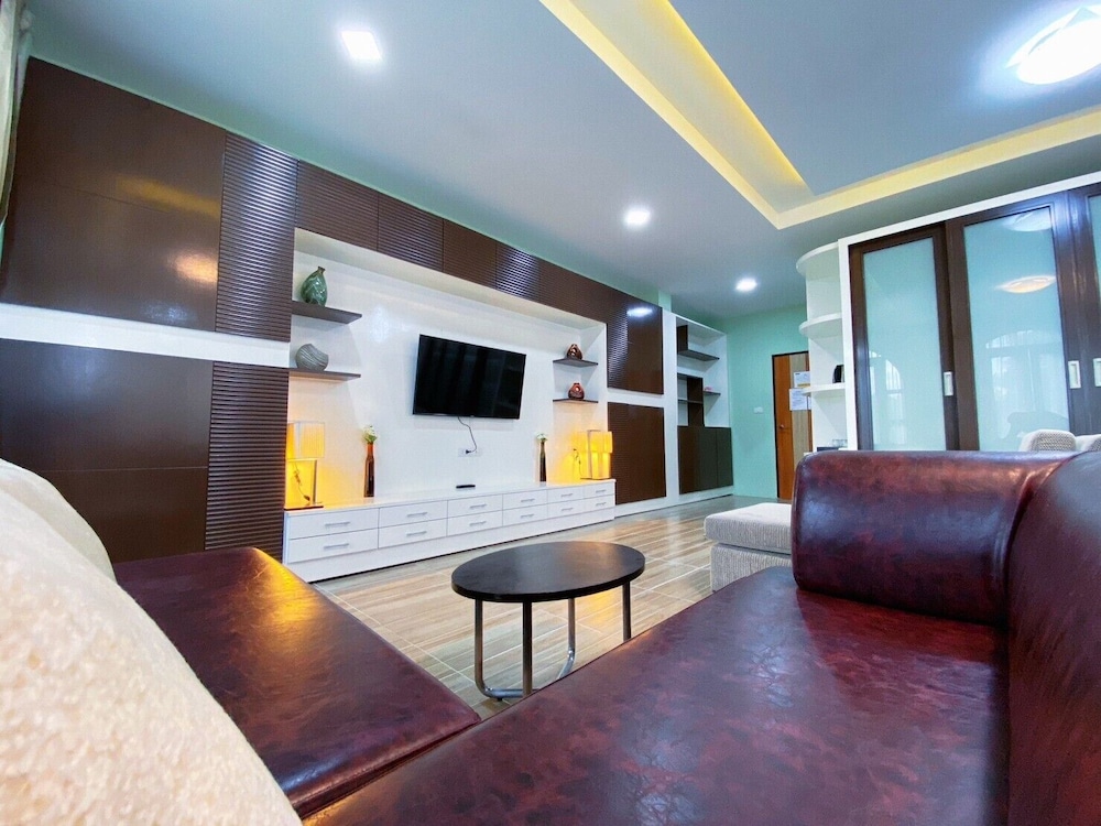 VIP Family Room - Photo 5