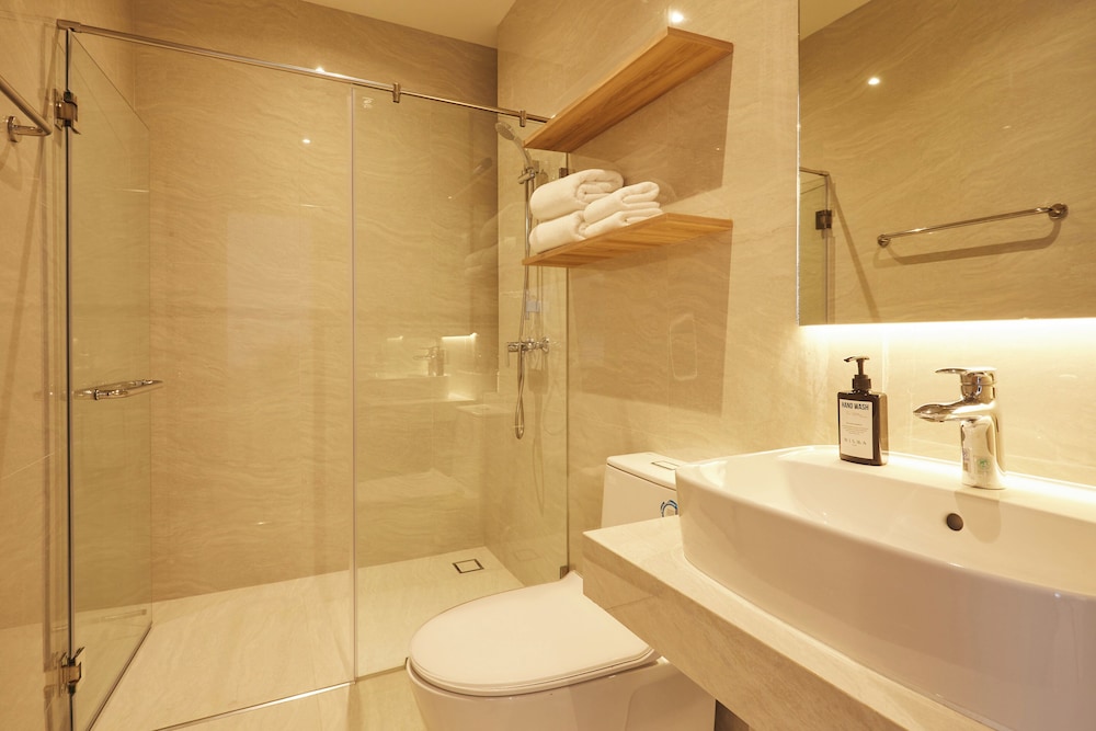 Premier Room, 1 King Bed - Photo 8