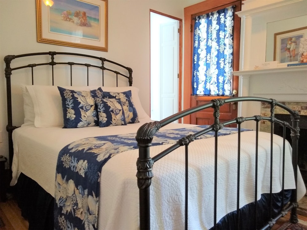 Comfort Double Room Single Use, Private Bathroom (Tropical Garden) photo 1