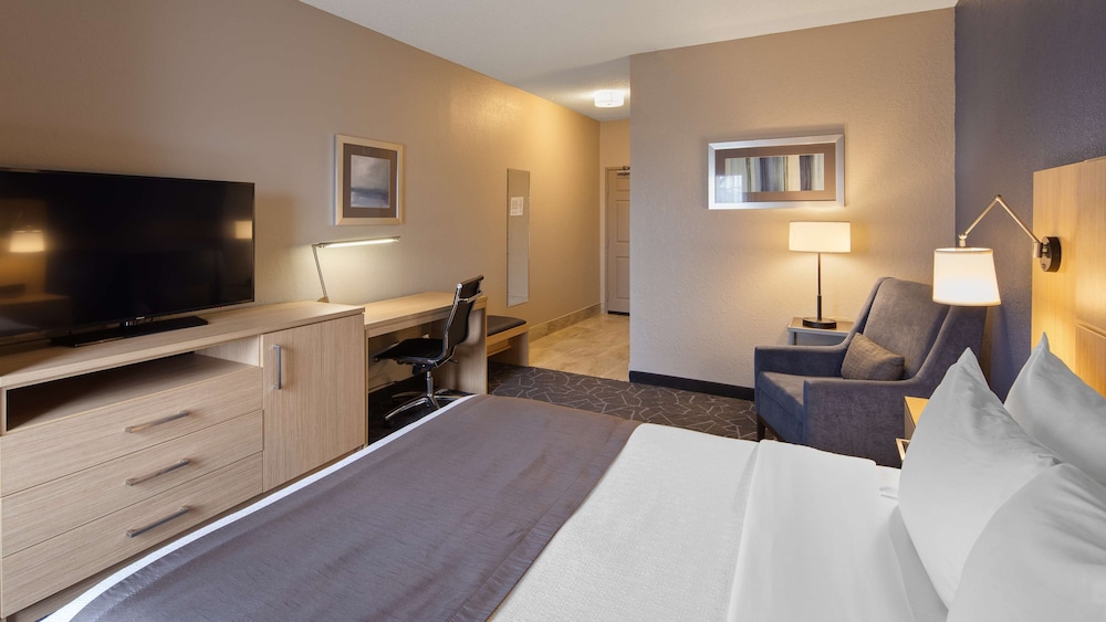 Standard Room, 1 Queen Bed, Accessible, Refrigerator (Pet Friendly)