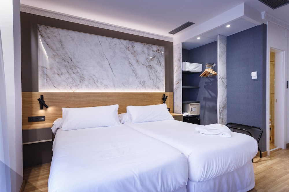 Standard Double Room - Photo 11