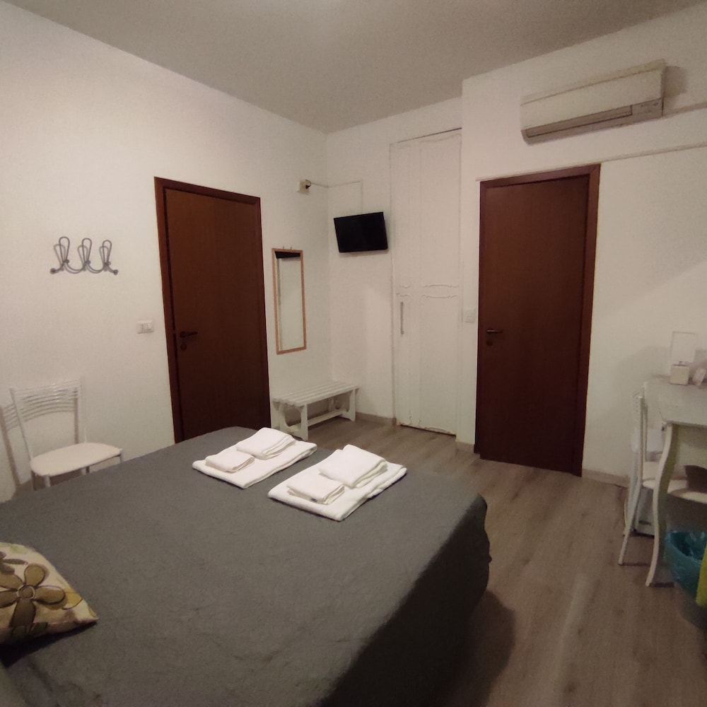 Basic Double Room, 1 Double or 2 Twin Beds, Non Smoking - Photo 24