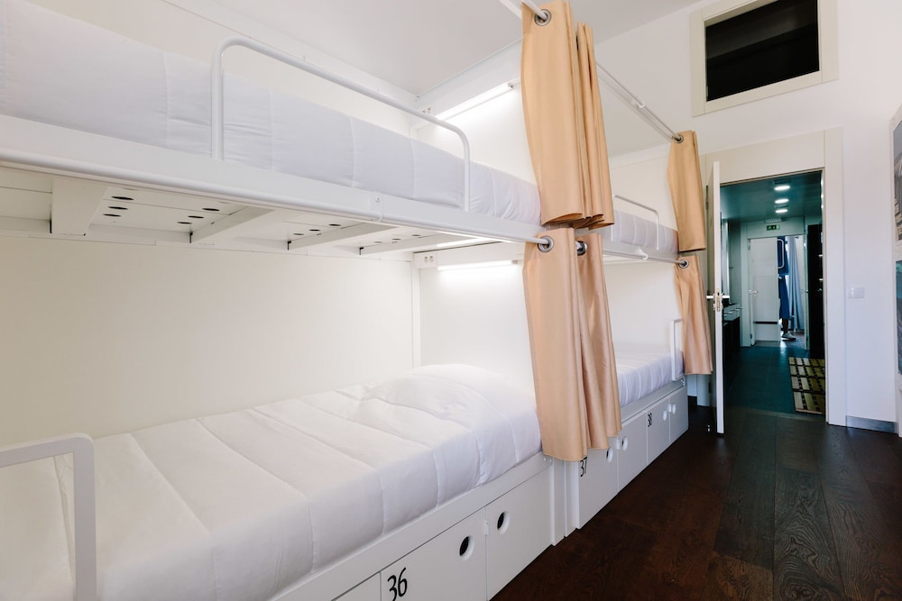 Shared Dormitory, Mixed Dorm, Shared Bathroom (1 bed in 12 Bed Dorm) photo 2