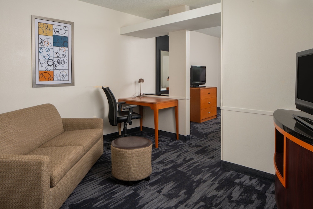 Executive Suite, 1 King Bed with Sofa bed, Non Smoking (Balcony) - Photo 2