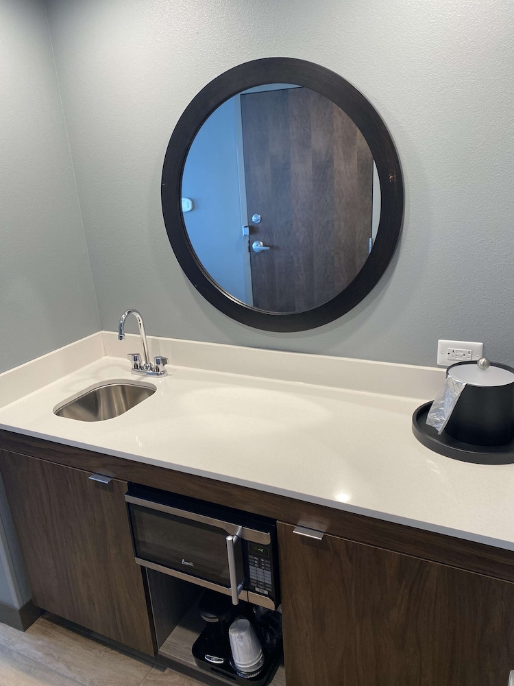 Studio, 1 King Bed, Refrigerator & Microwave (Wet bar) - Photo 4