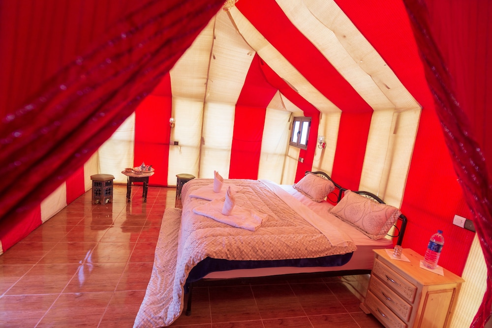 Deluxe Tent photo 2