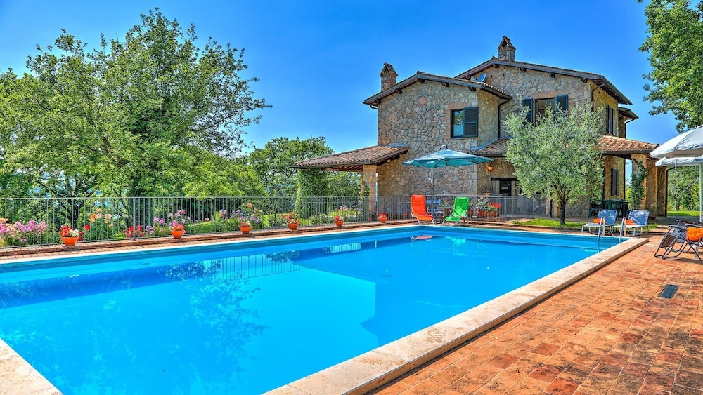 Villa photo 2
