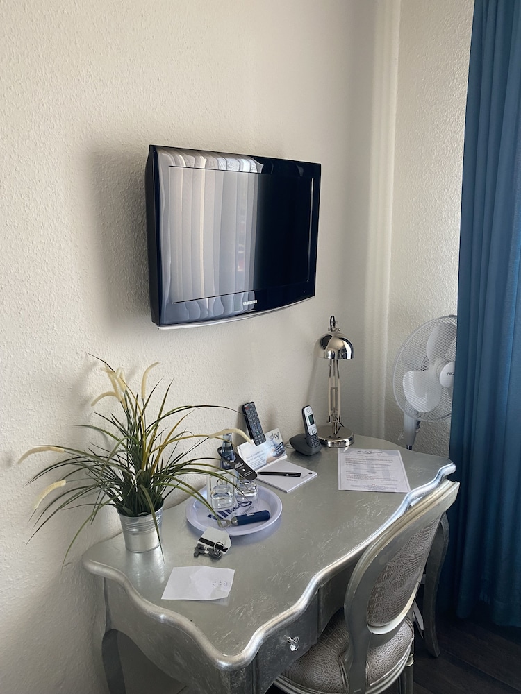 Standard Double Room - Photo 7