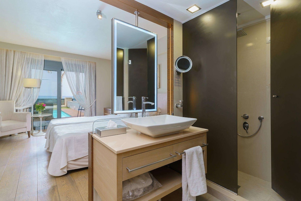 Superior Room with Private Pool & Sea View photo 3