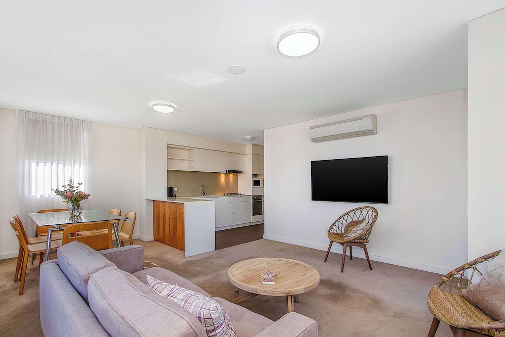 Suite, Non Smoking, City View (Balcony, 1 Queen Bed & 2 Twin Beds) photo 3