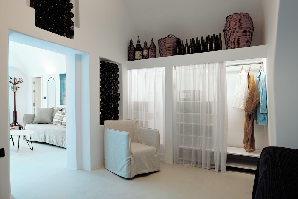 The Winemaker's Suite with Hot Tub & Caldera View - Photo 5