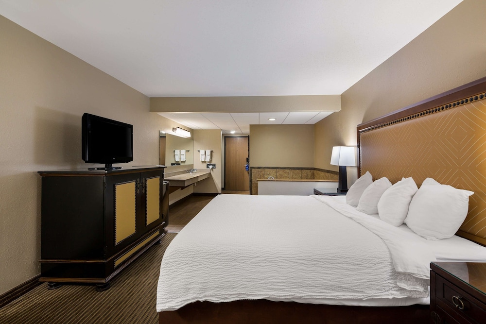 Standard Room, 1 King Bed, Jetted Tub, Poolside - Photo 1