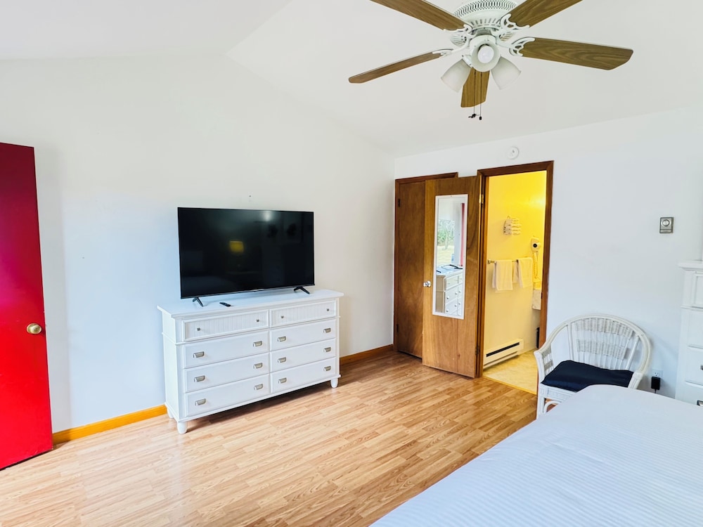Deluxe Room, 1 King Bed photo 3