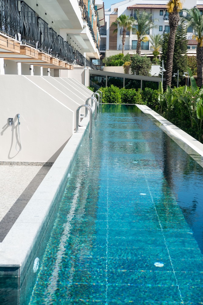 Comfort Swim up Room +13 thumbnail 6