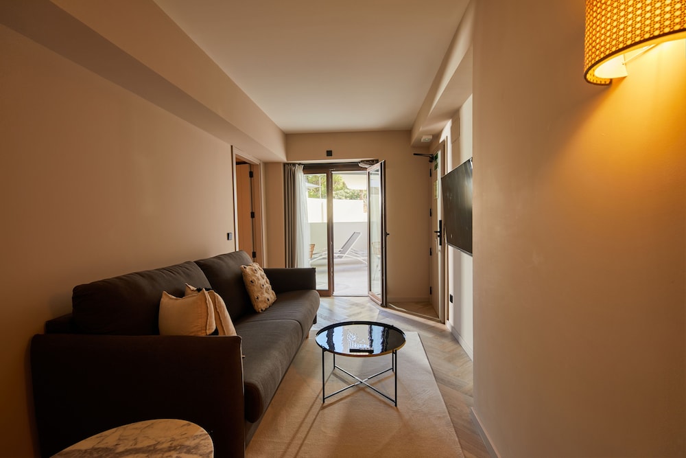 Suite, Patio thumbnail 5