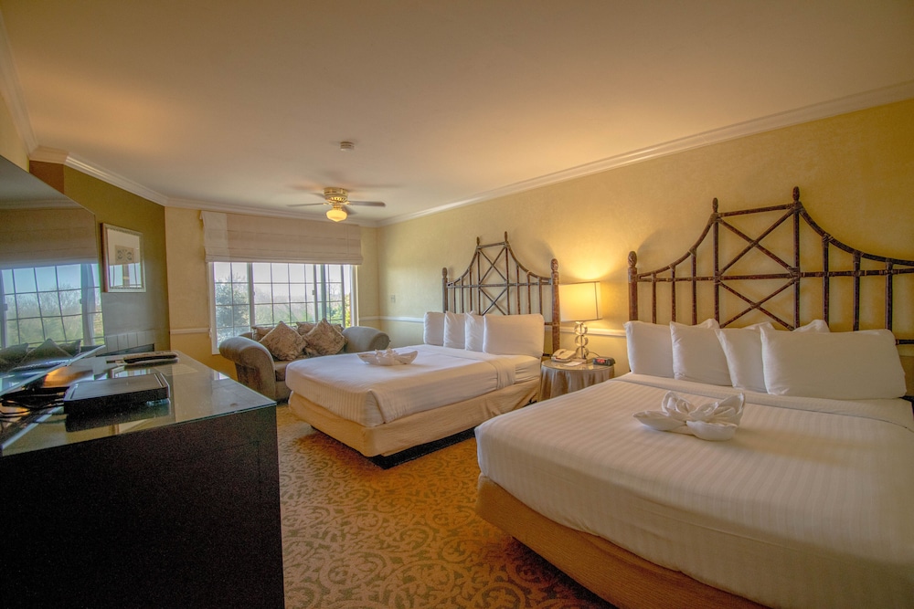 Deluxe Room, 2 Queen Beds, Fireplace, Partial Ocean View