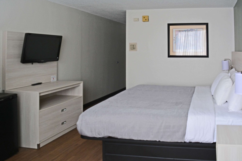 Standard Room, 1 King Bed, Non Smoking - Photo 1