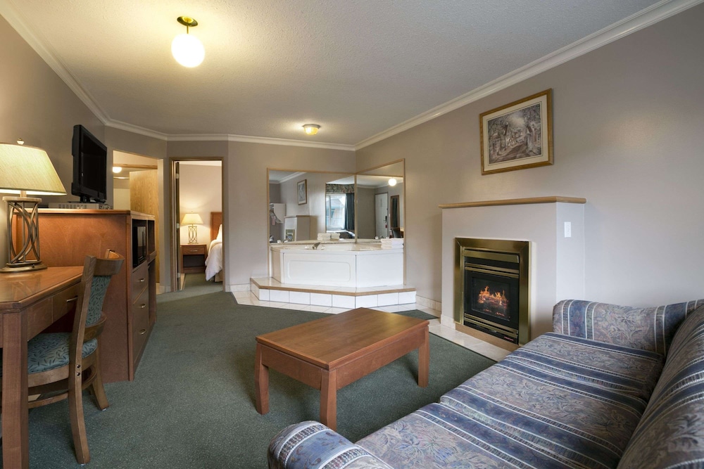 Suite, 1 Queen Bed, Non Smoking, Hot Tub - Photo 1