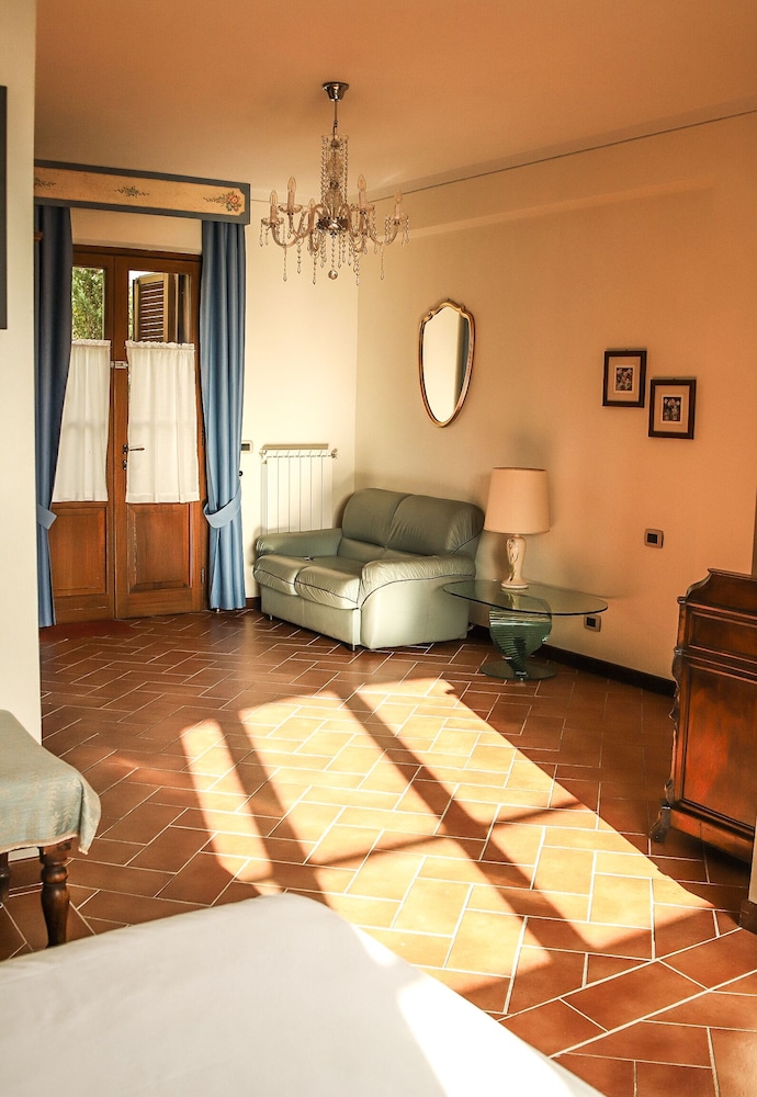 Deluxe Suite - Photo 10