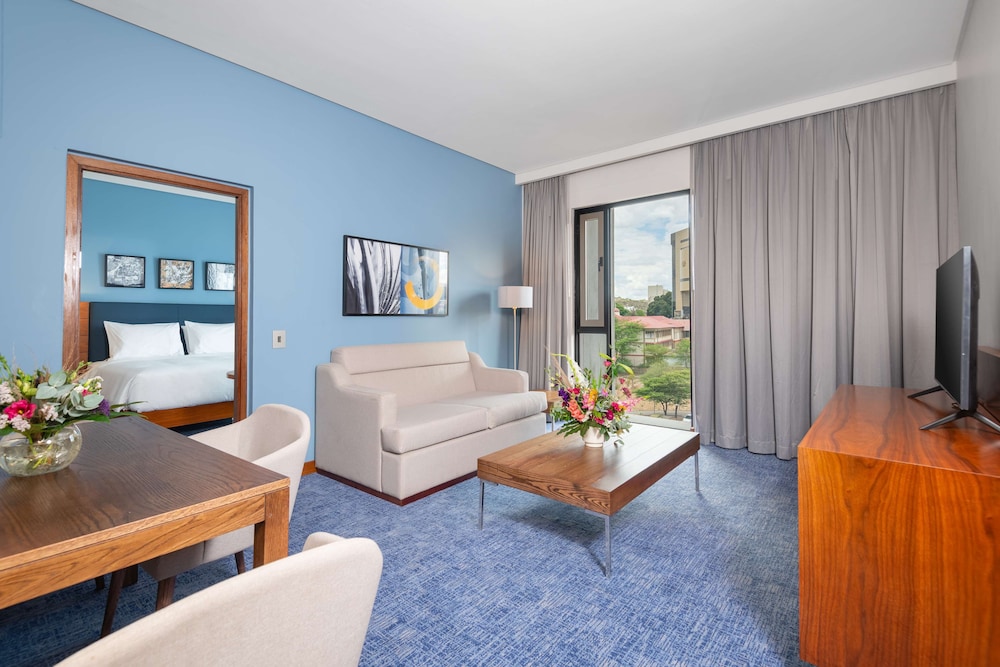 Suite, 1 Bedroom - Photo 1