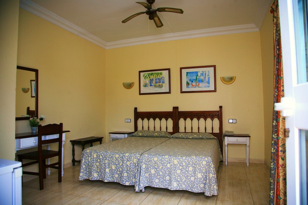 Standard Double Room, 2 Twin Beds photo 3