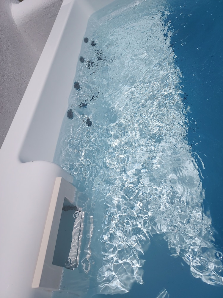 Elite VIP Suite, Outdoor Hot Tub photo 3