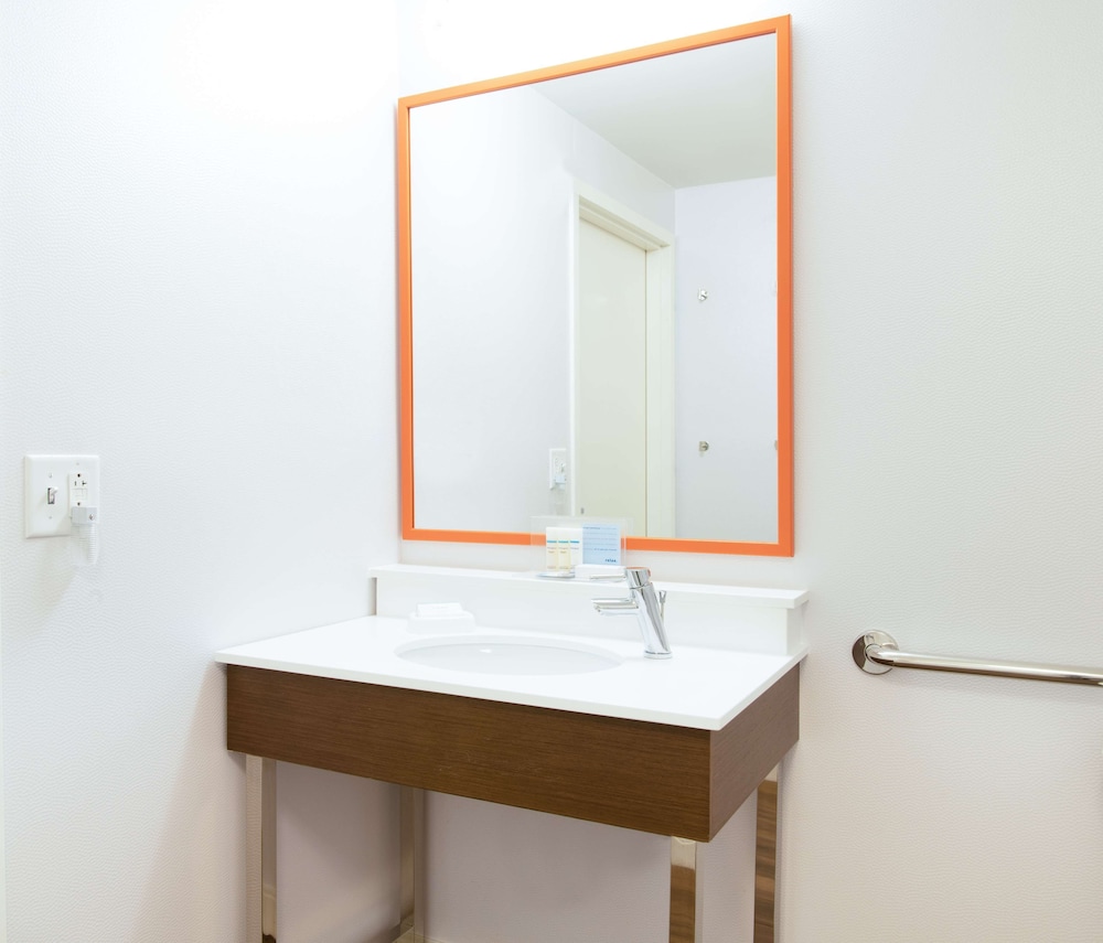Room, 2 Queen Beds, Accessible, Corner (Mobility, Bathtub) - Photo 8