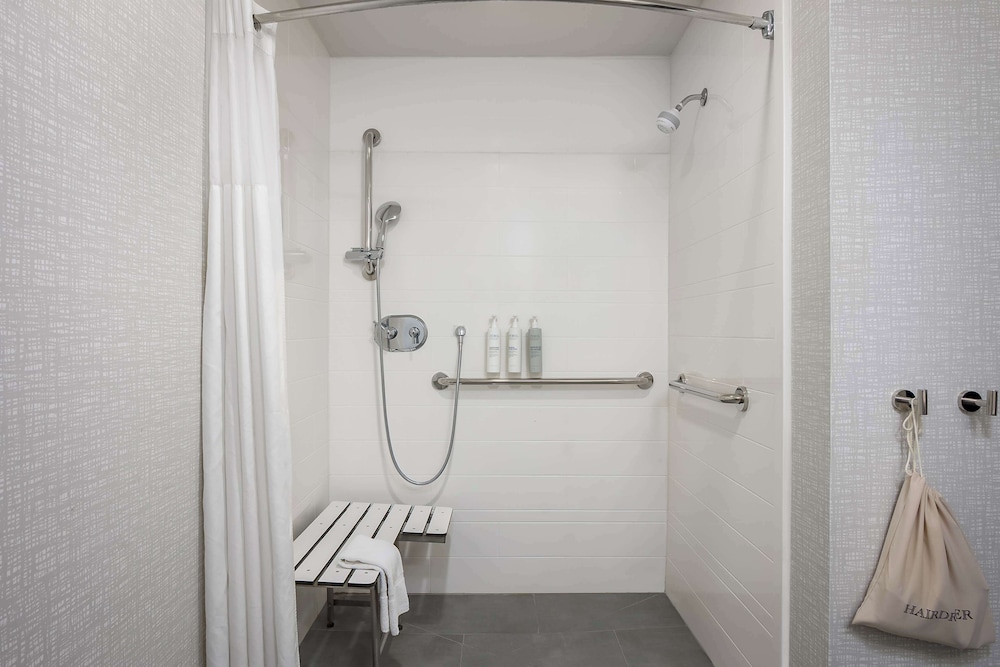 Room, 1 King Bed, Accessible (3x3 Shower) - Photo 4