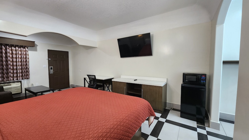 Deluxe Room, 1 King Bed, Non Smoking, Refrigerator & Microwave - Photo 3