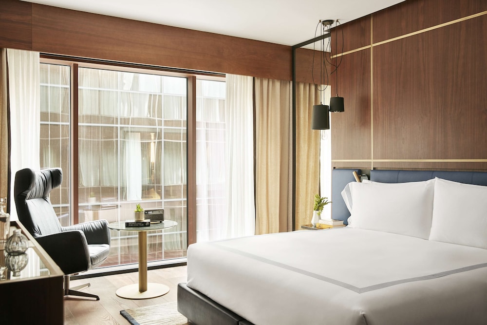 Room, 1 King Bed thumbnail 5
