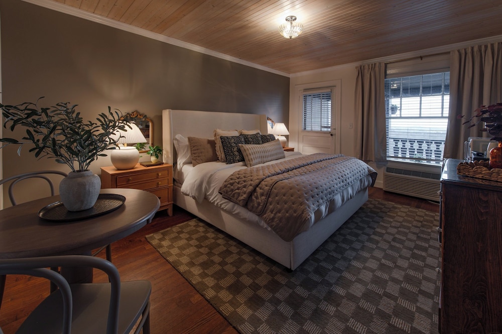 Historic Riverview Inn | Six