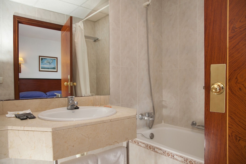 Double Room, 3 Twin Beds, Balcony photo 2