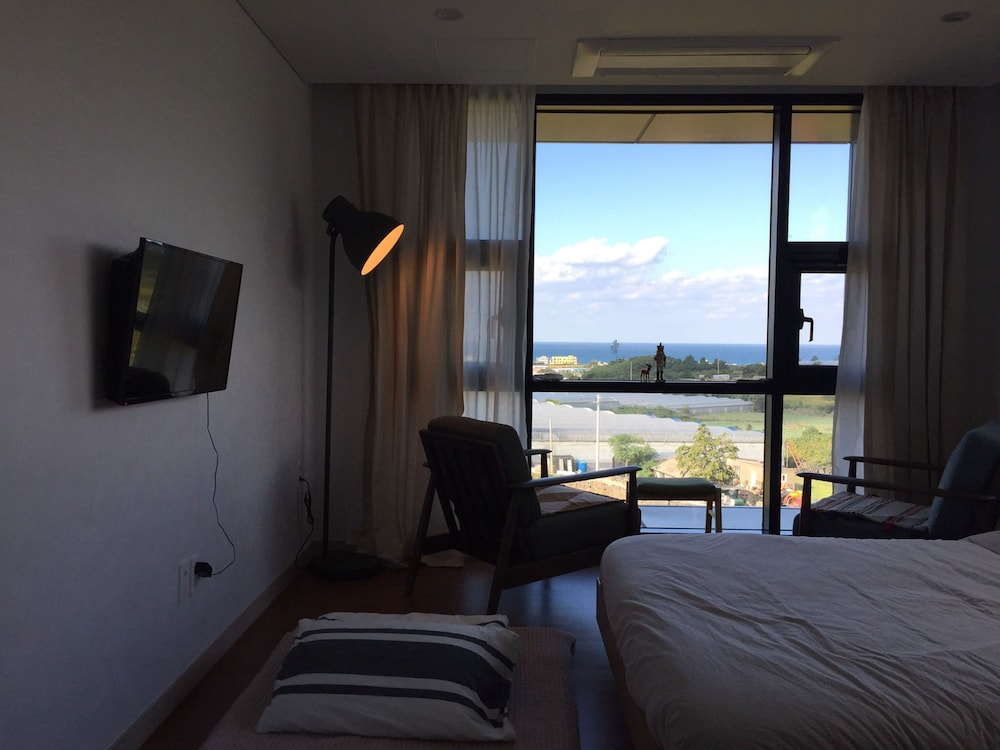 House, 1 Queen Bed, Non Smoking, Ocean View (With Mountain View) photo 3