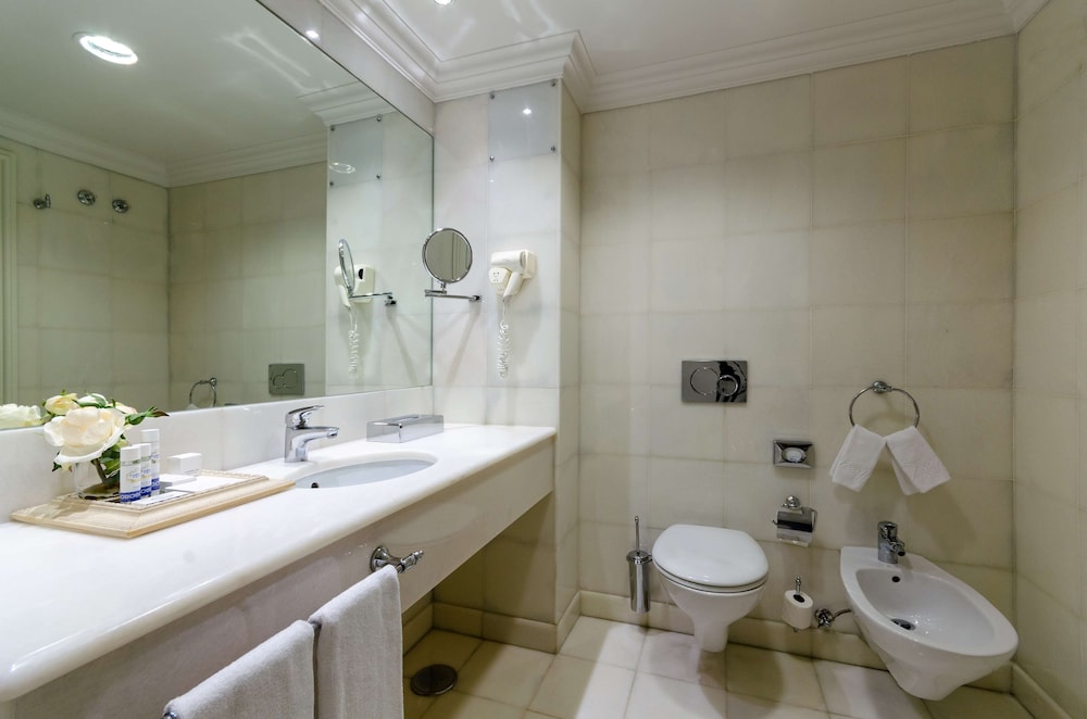 Superior Double Room, Balcony thumbnail 6