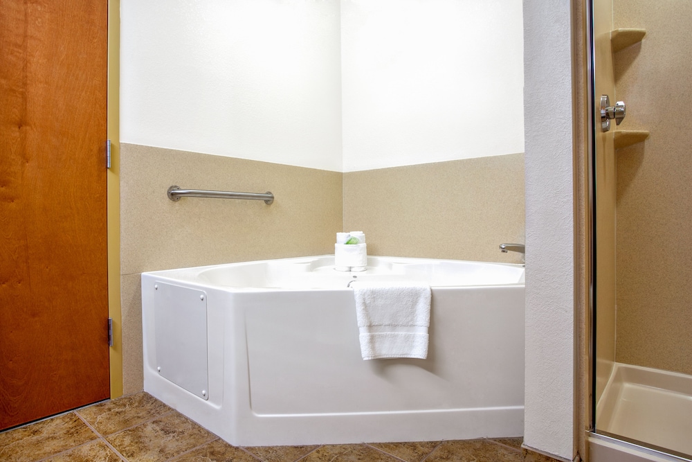 Standard Room, 1 Twin Bed, Jetted Tub - Photo 5