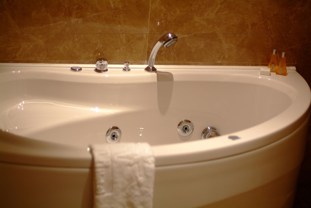 Suite, Hot Tub - Photo 5