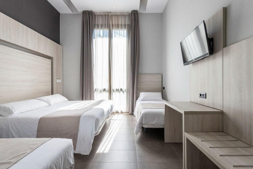 Quadruple Room, City View (2 extra beds) photo 3